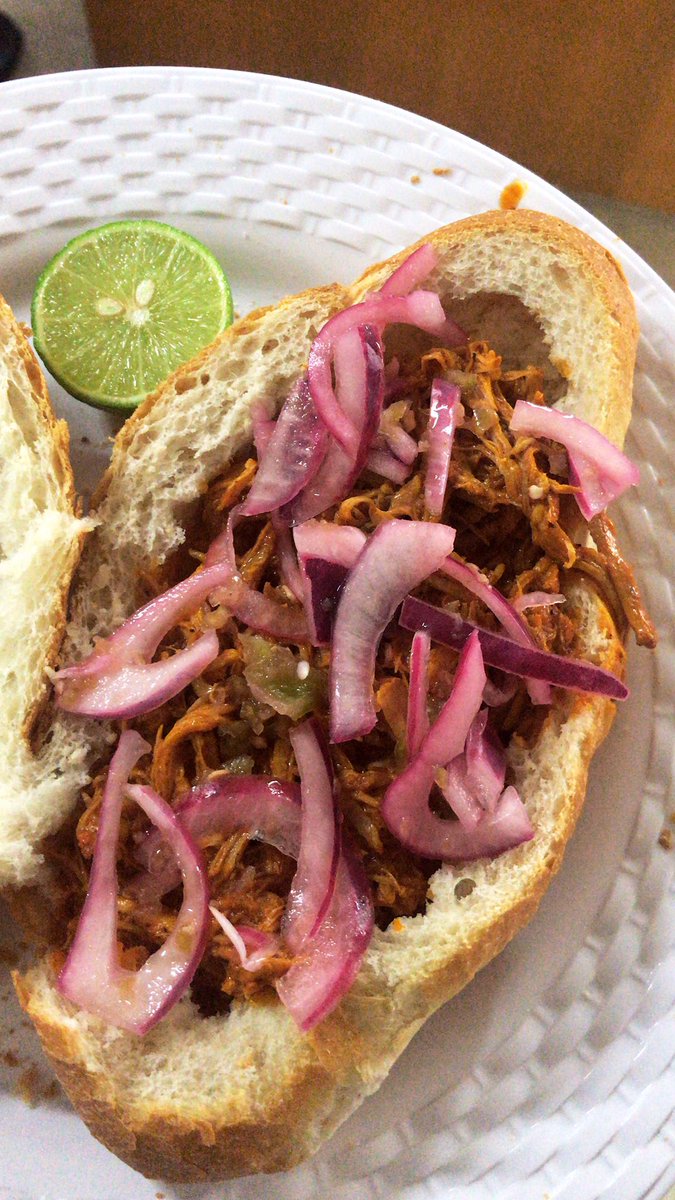 TwinkieJanik's tweet photo. Dios bendiga la tradición de festejar todo con comida. #CochinitaPower 🐷 https://t.co/vQQpPG8GY7