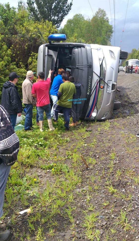 OsornoOficial's tweet photo. 🔴AHORA | despiste de bus en el km 30 en Entre Lagos, sector Quema del Buey Ruta internacional CH-215 #Puyehue. Equipos de mergencia al lugar. Varios lesionados. 
En Desarrollo https://t.co/ZnVCJTQ6TB