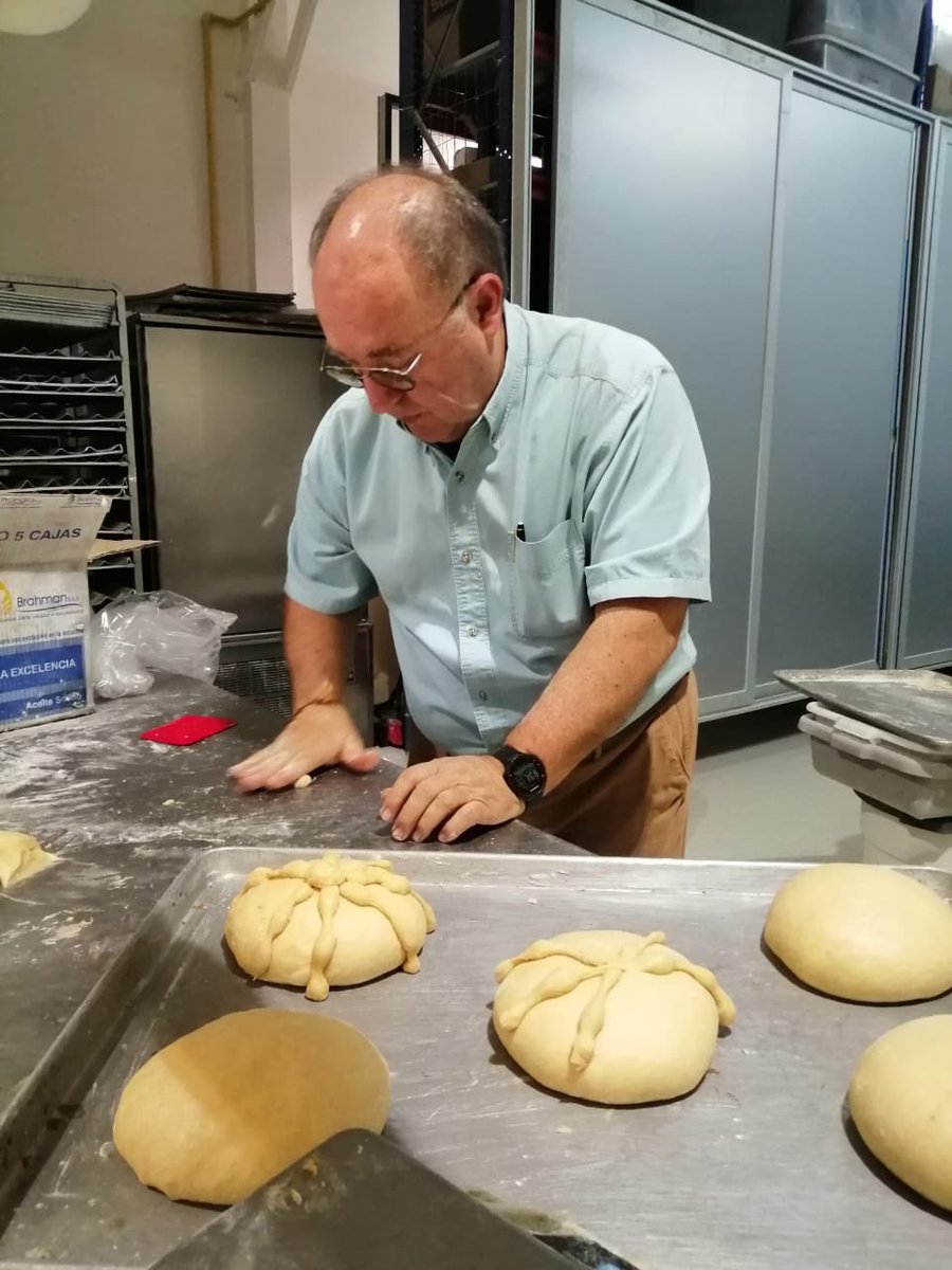 Panycanela's tweet photo. Pan de muertos saliendo del horno! https://t.co/aeTcxf1aKT
