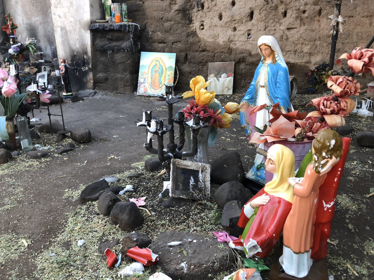 ZavalaTV's tweet photo. Hoy a las 5 en #ExplorandoAZ te llevamos a un lugar histórico de Tucson que durante más de 100 años ha sido un refugio para muchos creyentes que vienen aquí a pedirle favores a un “santo pecador”. @UnivisionAZ https://t.co/P0vu4hSePO