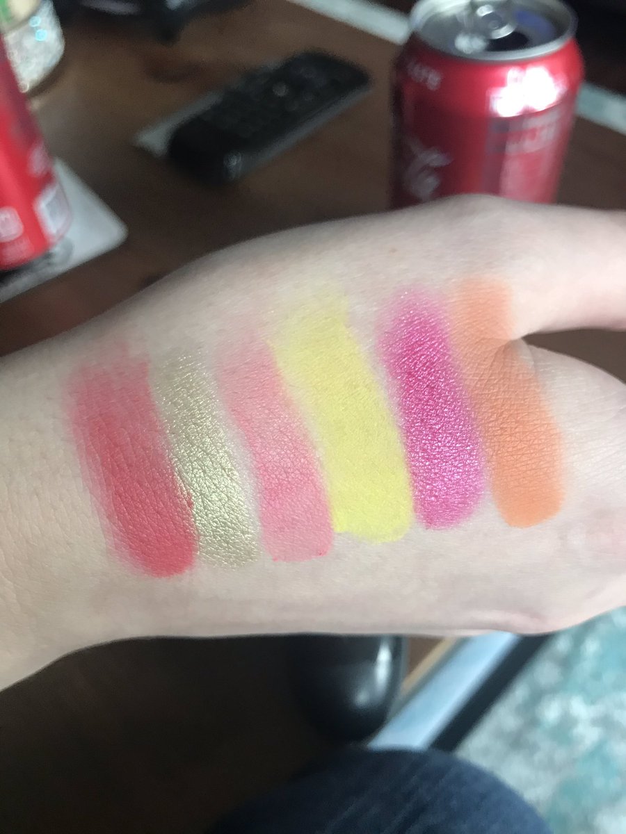 meg_e_mills's tweet photo. Literally in love with this pallet 😭💕@JeffreeStar @shanedawson  #ShanexJeffree https://t.co/8xvzp2bpBF