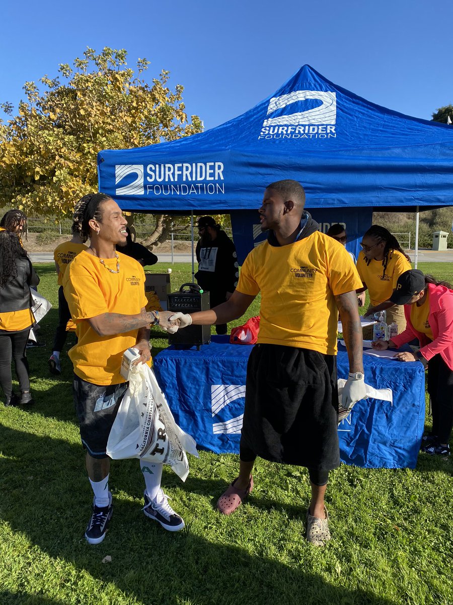 ComplexCon's tweet photo. Last day of #ComplexCommunityWeek began this morning with a beach clean up. ๐๐ผ Thanks to all the volunteers who came out. @Surfrider https://t.co/qGt2Nyf9Zp