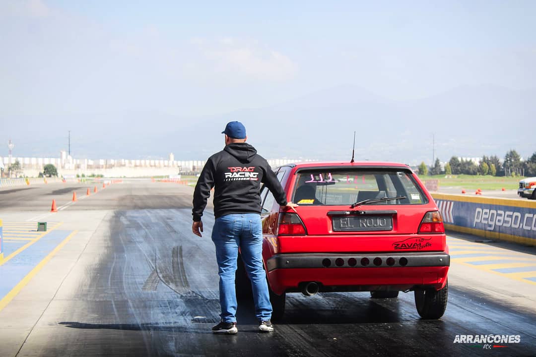 Arrancones_MX's tweet photo. Dandole una ayudadita para que salga con mas boost 🔥🏁

 #Arrancones 
#ArranconesMx #golf #golfmk2 #vr6 #vr6mk2 https://t.co/c1ahG50yHp