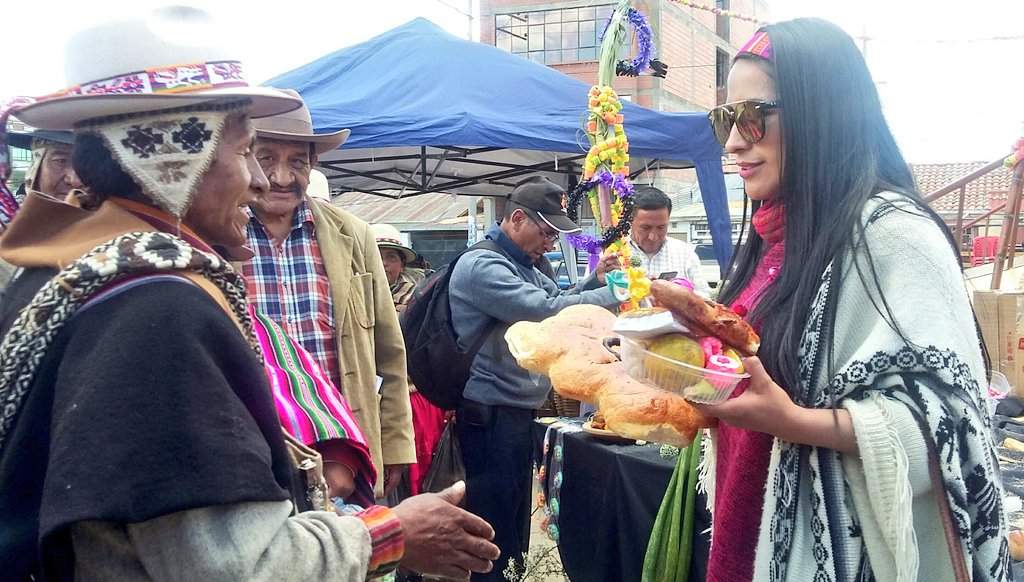 CulturasBolivia's tweet photo. Ministra de @CulturasBolivia, @Wilma_DeElAlto, resalta la conservación de las tradiciones y revalorización de la cultura de nuestros pueblos por parte de vecinos de #ElAlto, que recibieron a los #ajayus con un altar en Ciudad Satélite y varias zonas de #ElAlto. https://t.co/hyxBzAtzBf