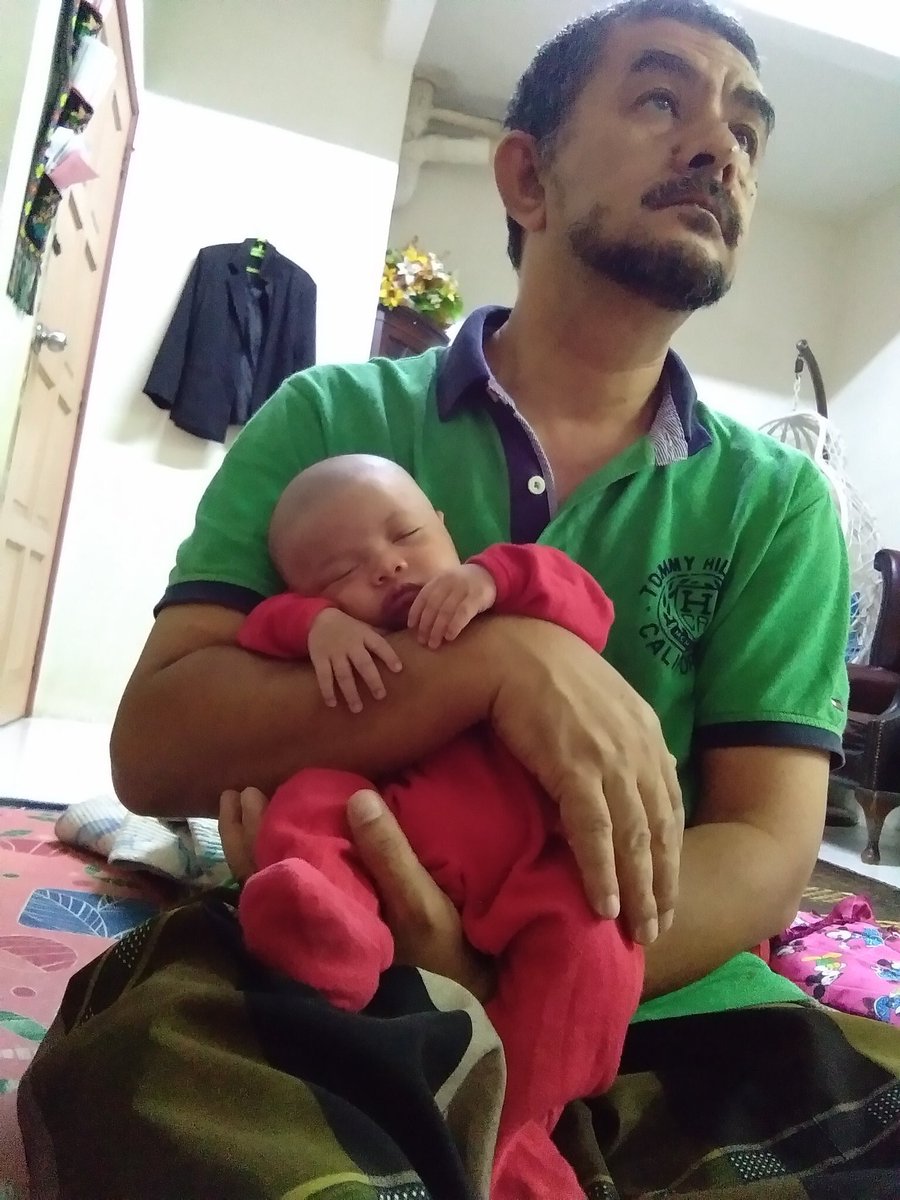 izzat_ibrzn's tweet photo. Tok ayah balik kerja mesti excited nak masuk rumah, cucunya pulak mesti tunggu. Abah mcm biasa kadang2 balik awal, kadang2 balik lambat. Tok ayah &amp; cucunya ❤️ https://t.co/F8ArQZkzzZ