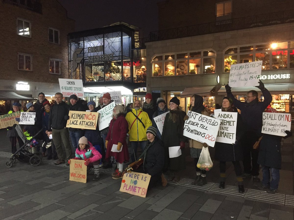KevinClimate's tweet photo. Joined hardy Uppsala folk braving the cold to support #FridaysForFuture Heart warming to see dedicated citizens engage with a smile &amp; enthusiasm with those passing by. Every Friday 15-17hr Forumtorget @CEMUSUPPSALA @CCLUPPSALA @GretaThunberg @Kerileef @IsakStoddard @UUFossilFree https://t.co/YSa44bL4Gs