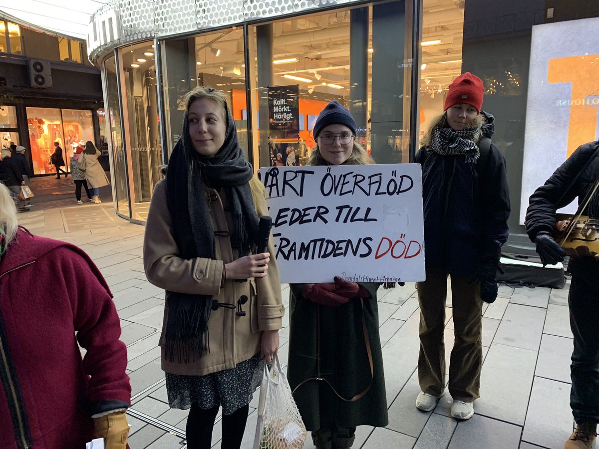 KevinClimate's tweet photo. Joined hardy Uppsala folk braving the cold to support #FridaysForFuture Heart warming to see dedicated citizens engage with a smile &amp; enthusiasm with those passing by. Every Friday 15-17hr Forumtorget @CEMUSUPPSALA @CCLUPPSALA @GretaThunberg @Kerileef @IsakStoddard @UUFossilFree https://t.co/YSa44bL4Gs