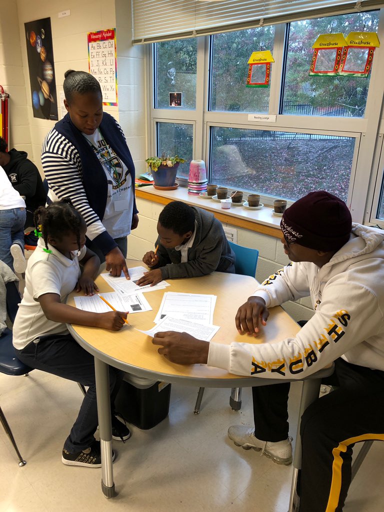 Morehouse_SAAC's tweet photo. Service Alert 🚨: Morehouse football’s Jonathan Mathis, Edward Nelson & Dasan Frazier tutored M. Agnes Jones elementary school students for an 1.5 hours. They were accompanied by coach Derrick Jackson and associate athletic director Dr. Phillip Thomas.
#MHCSAAC #MorehouseServes https://t.co/KejwyZaepx