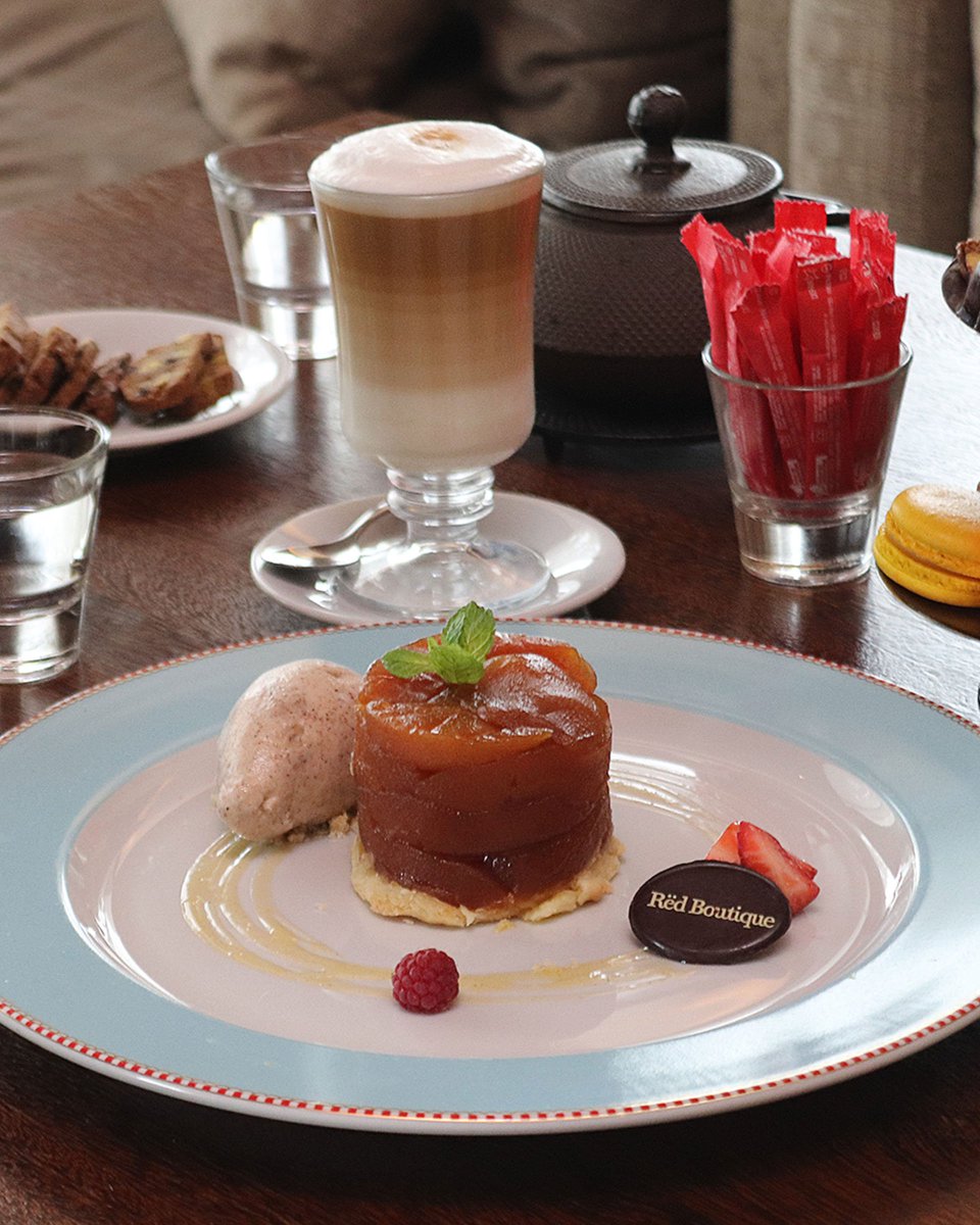 ¡No te podes perder la mesa dulce de nuestro #Brunch! Vas a encontrar creaciones únicas de Rëd Boutique para todos los gustos 🙌 Todos los sábados y domingos en Rëd Resto &amp; Lounge: 57767676 / red@hotelmadero.com