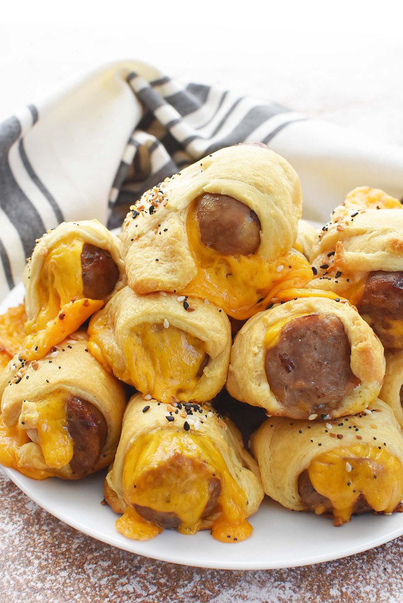 sizzlingeats's tweet photo. See how you could #WIN BIG prizes in the @Johnsonville #TailgateThrowdown #Contest! #AD But first, here is some yummy recipe inspo! These Cheesy Brats in a Blanket are perfect for tailgating munchies! Each bite is loaded with flavor & cheese!
#Recipe: https://t.co/2bqVvGUIrx https://t.co/KaoDp1AwQm