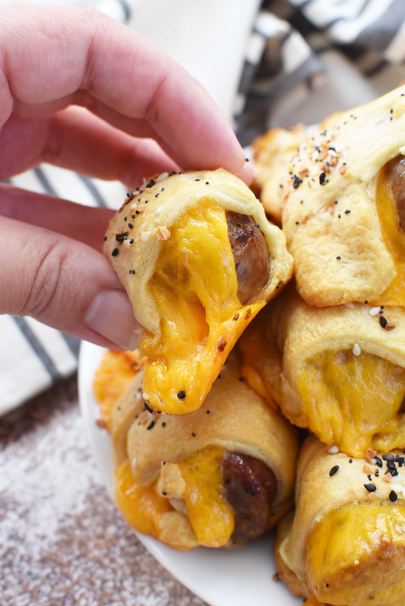 sizzlingeats's tweet photo. See how you could #WIN BIG prizes in the @Johnsonville #TailgateThrowdown #Contest! #AD But first, here is some yummy recipe inspo! These Cheesy Brats in a Blanket are perfect for tailgating munchies! Each bite is loaded with flavor & cheese!
#Recipe: https://t.co/2bqVvGUIrx https://t.co/KaoDp1AwQm