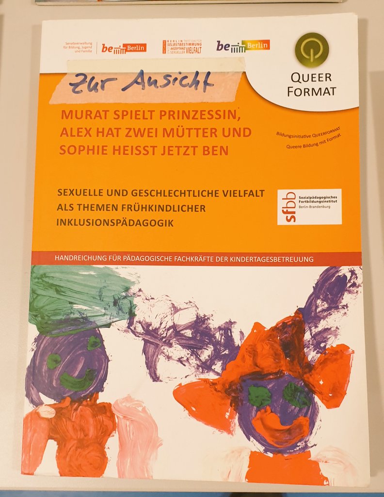 s_k_walter's tweet photo. 10 Jahre queere #Bildungsarbeit für #Berlin - happy birthday, #Queerformat!

Glückwunsch zum Start der tollen #Fachstelle in der Lützowstraße.
Da wird heftig gefeiert - mit Sekt, Torte und natürlich mit der weltberühmten Kitabroschüre. Ihr seid großartig! 🏳️‍🌈♀️

#lsbtiq #Equality https://t.co/uYmRP1Ka04