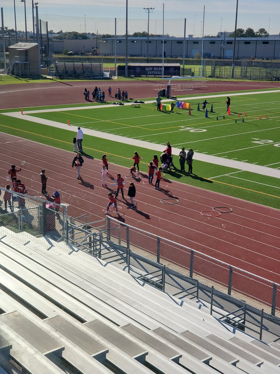 PostElemPE's tweet photo. Field Day is going great! Huge thank you @DSnokhous for sharing your space &amp; equipment! @CFISDPost #patriotadventures #fieldday https://t.co/LgcwZzceW7