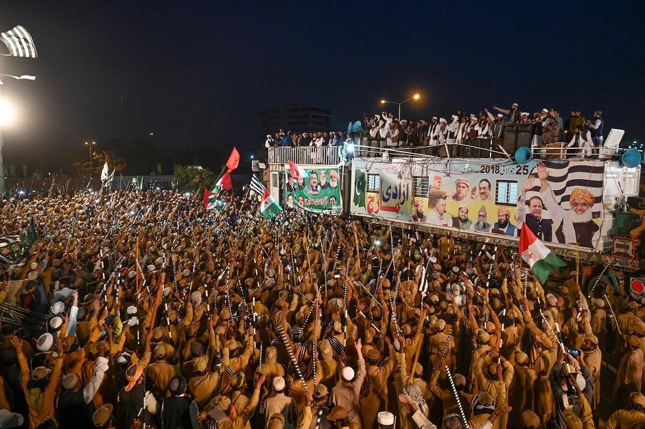MoulanaOfficial's tweet photo. آزادی مارچ اسلام آباد 🇵🇰 #AzadiMarchForDemocracy https://t.co/yoiXMsnz0x