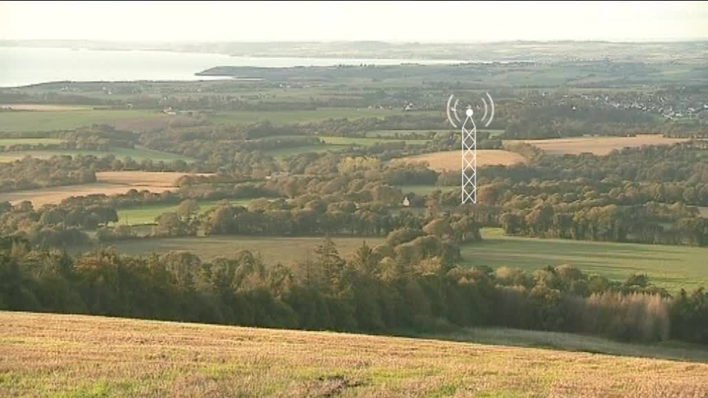TweetHebdo's tweet photo. Locronan (Finistère) : ils refusent l'installation de l'antenne-relais de l'opérateur Orange https://t.co/gBI1RaE1Hj https://t.co/MLVnesc6Ed