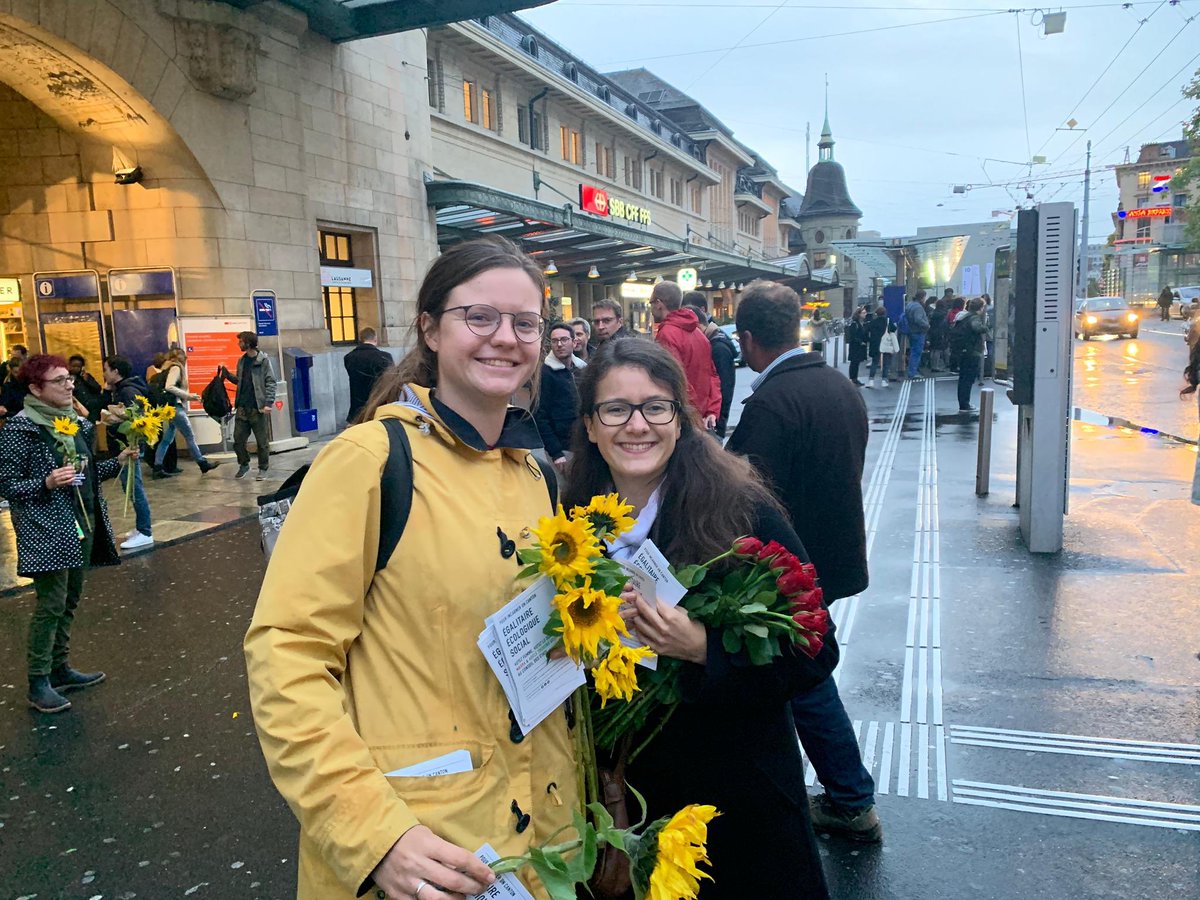 VertsLausannois's tweet photo. Plus que 10 jours pour voter pour Adèle et Ada au Conseil des États ! La campagne bat son plein de bonne humeur avec le @PSLausanne ! 🌻🌹 #AdèleetAda #AdaetAdèle #EF2019 #Votezcompact https://t.co/pe0qrp1CNc