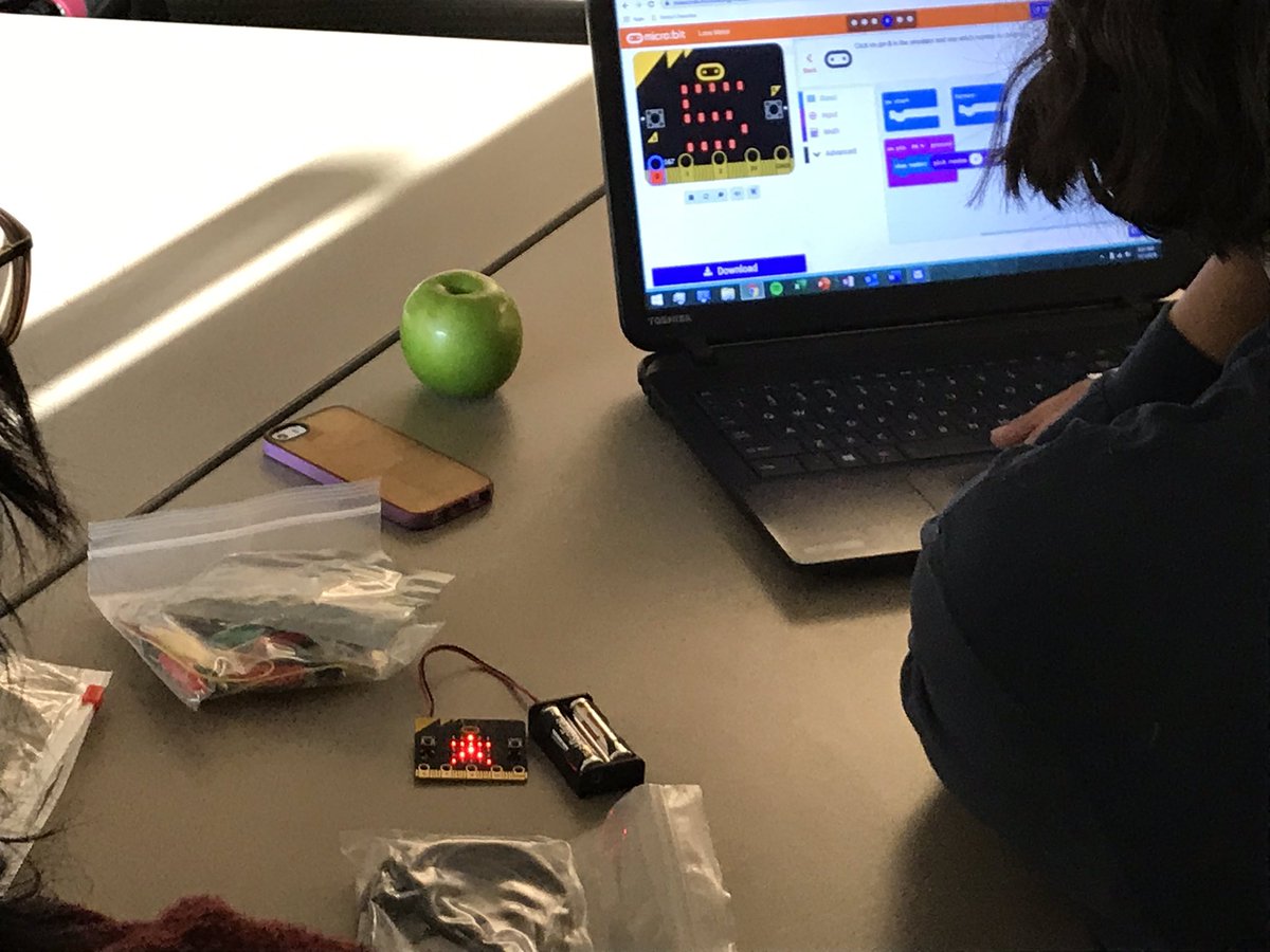 WSUVEdTech1's tweet photo. Very cool to see students coding to control microbits! #wsuvedtech https://t.co/TAM1zVLPqT