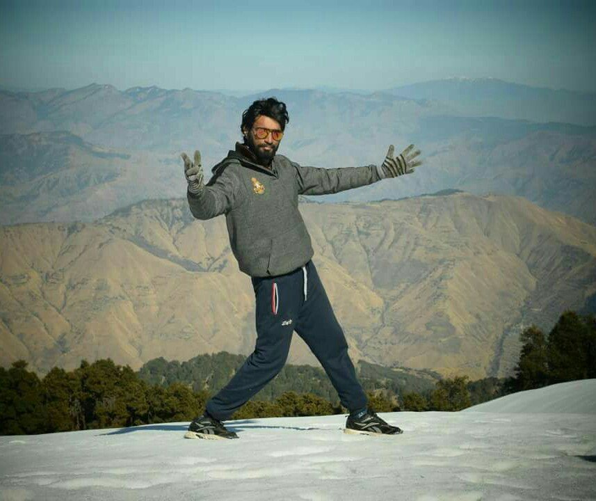 iamyeshash's tweet photo. #HappyBirthdaySRK The man who taught us Everything from How to love to how to live! It kind of sucks when you have so much to say but you know whatever you say won't do Justice to what you want to say! Thanks for blessing us with your existence! @iamsrk https://t.co/HFZHsk9YOi