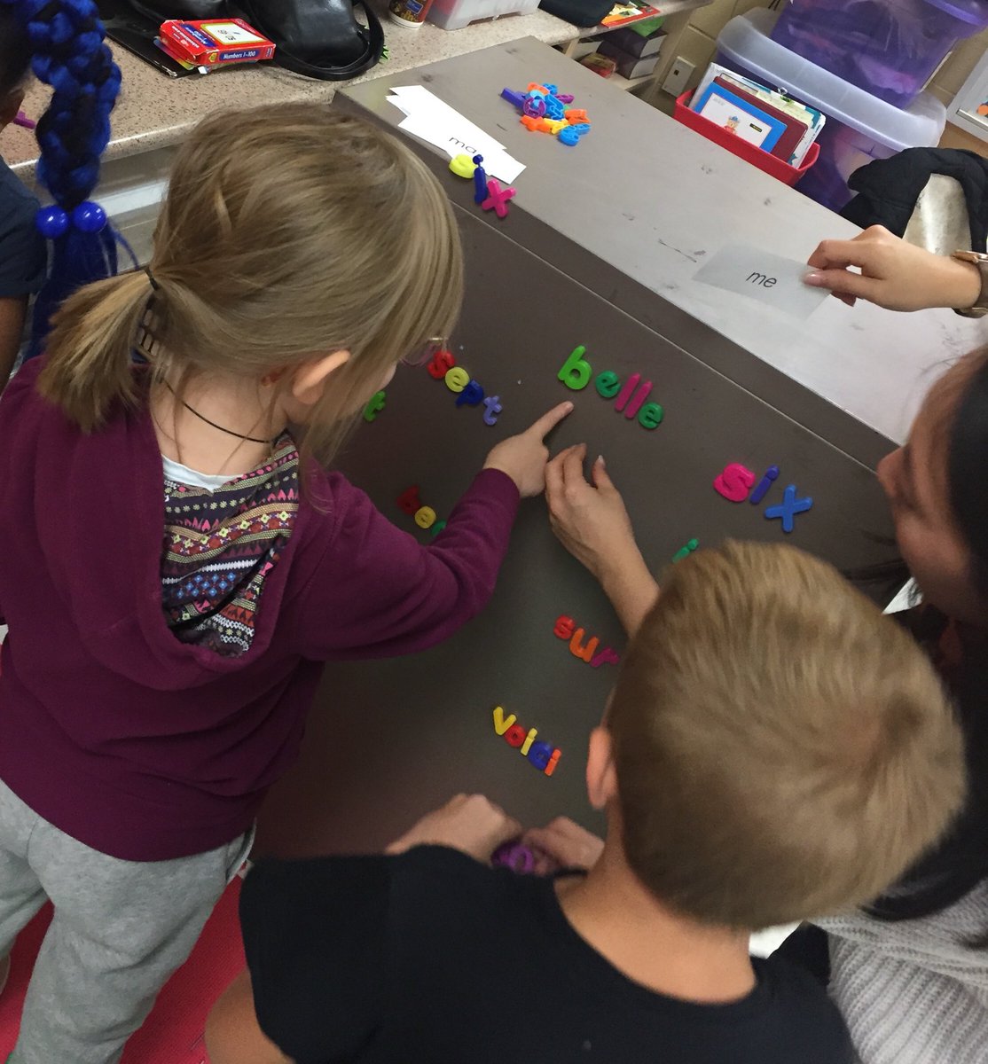 ACMmysons's tweet photo. Using “le mur de mots’ to build #hwdsbphonics, #HWDSBfluency and #HWDSBcomprehension @Lawfield_HWDSB in grade one! @RSHWDSB @HWDSBLearning https://t.co/9ty27pr7lT