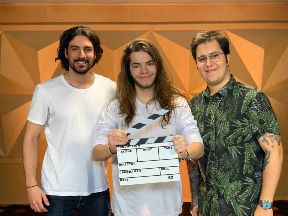 studiosol's tweet photo. Apaixonados por filmar, editar e com muita vontade de aprender💥 esses são os ingredientes que formaram esse trio de super videomakers que chegaram hoje por aqui!
Sejam muito bem-vindos meninos! https://t.co/NOGoqv2yEs