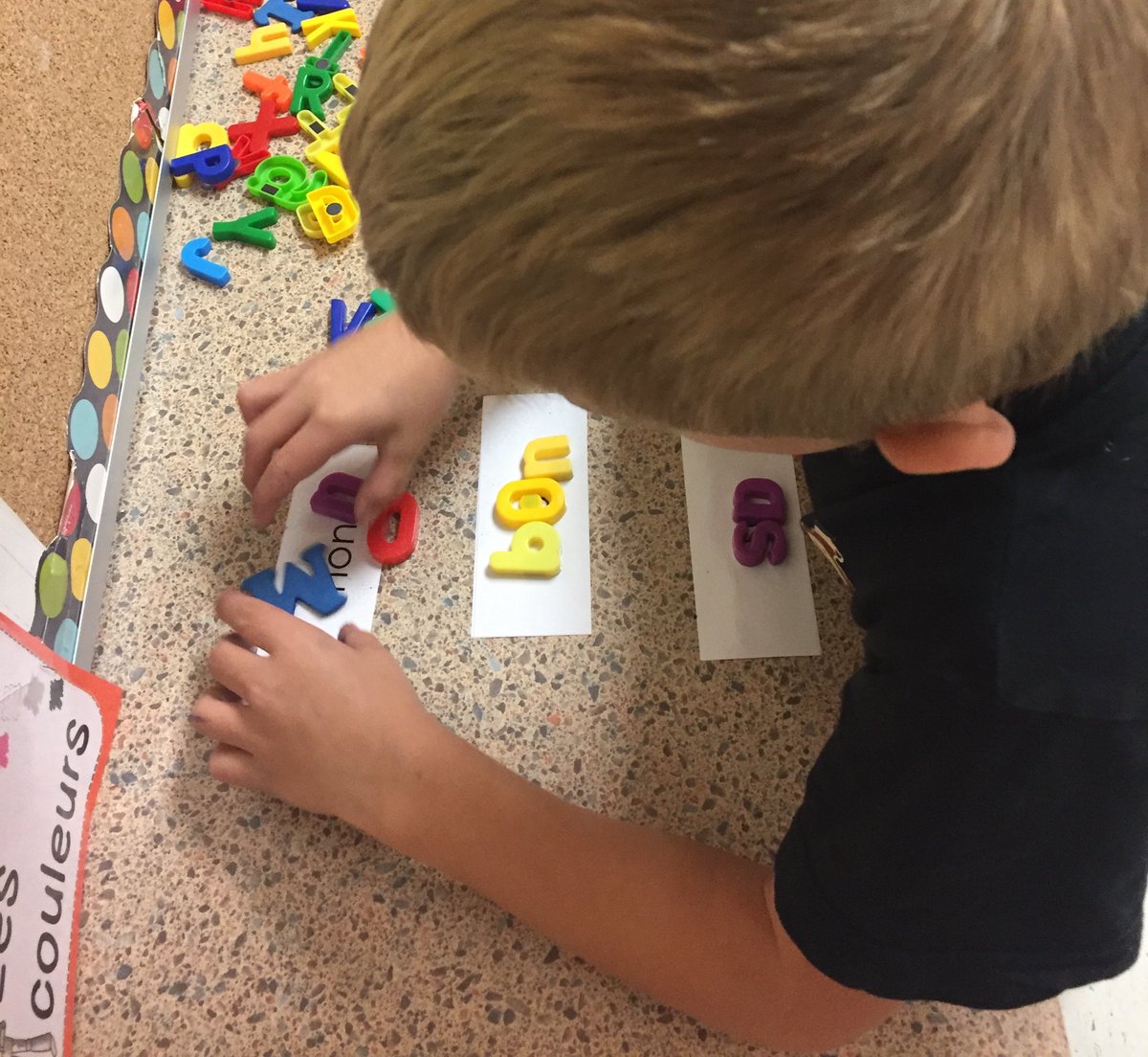 ACMmysons's tweet photo. Using “le mur de mots’ to build #hwdsbphonics, #HWDSBfluency and #HWDSBcomprehension @Lawfield_HWDSB in grade one! @RSHWDSB @HWDSBLearning https://t.co/9ty27pr7lT