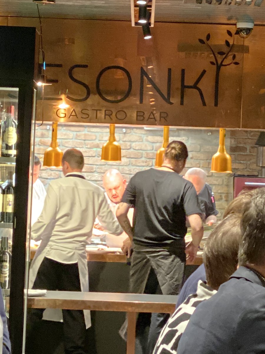 Onnenhetkiä ilon kyyneleet silmissä. Kolmen koplan illallinen Sesongissa. Kiitos Eero, Matti ja Jaakko. Parempaa elämää Järvenpäähän.