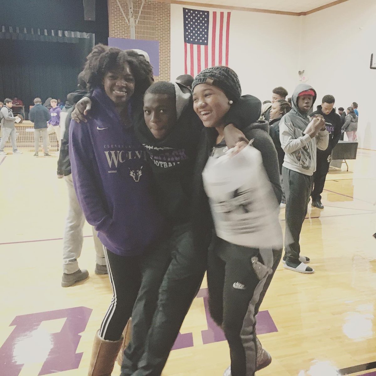 An exciting morning with the Wolves at Cleveland Central 🐺 Excited that these students want to be ⭐️ B U L L D O G S ⭐️ #hailstate #dawgs <a href="/ClevelandCentr1/">Cleveland Central High School Football</a>