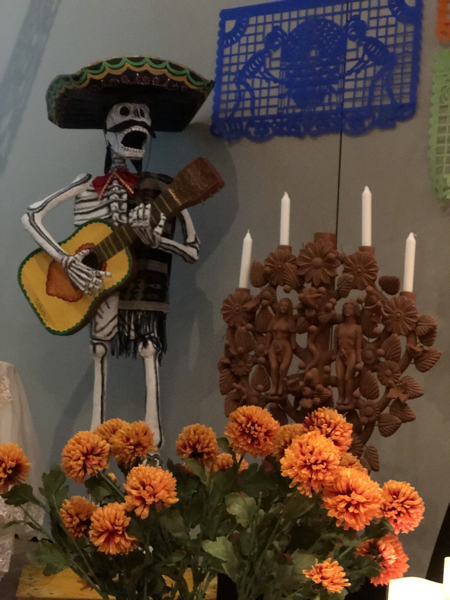 Estefi_Pag's tweet photo. 💀| El altar de muertos es una de las tradiciones de mayor relevancia en México, así como una de las expresiones culturales más antiguas.
-
💀| Les comparto la bellísima ofrenda montada en el @LindenMuseum
🌺 #DiaDeMuertos en #Stuttgart #Alemania 🇩🇪 https://t.co/BECRKuXQky