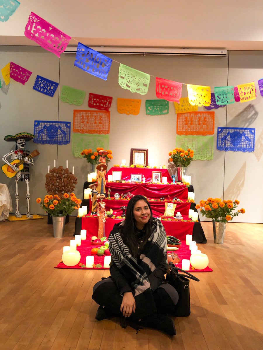 Estefi_Pag's tweet photo. 💀| El altar de muertos es una de las tradiciones de mayor relevancia en México, así como una de las expresiones culturales más antiguas.
-
💀| Les comparto la bellísima ofrenda montada en el @LindenMuseum
🌺 #DiaDeMuertos en #Stuttgart #Alemania 🇩🇪 https://t.co/BECRKuXQky