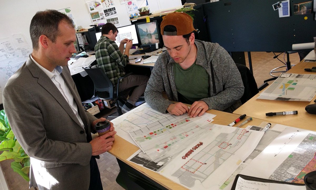 sarahadavi's tweet image. Ian Scherling, Senior Associate Landscape Architect at Sasaki was with my students at the Advanced Studio for desk crits today. Students got constructive feedback and it was a great learning experience for the class. Thank you, Ian! #AlumniHonoree #APDesign #LARCP #KState #sasaki