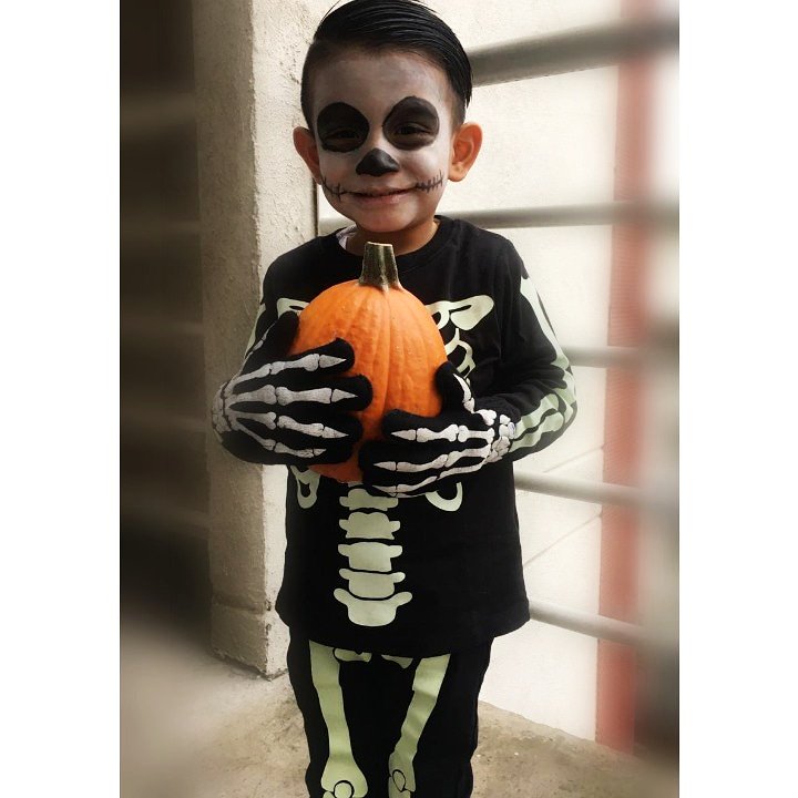 lyzztt's tweet photo. @jana_ael Siiii miha, mira a la criatura ta mandamos saludos huesudos 🧟‍♂️🎃⚰🧛‍♂️💀 https://t.co/HGENaKQVKx
