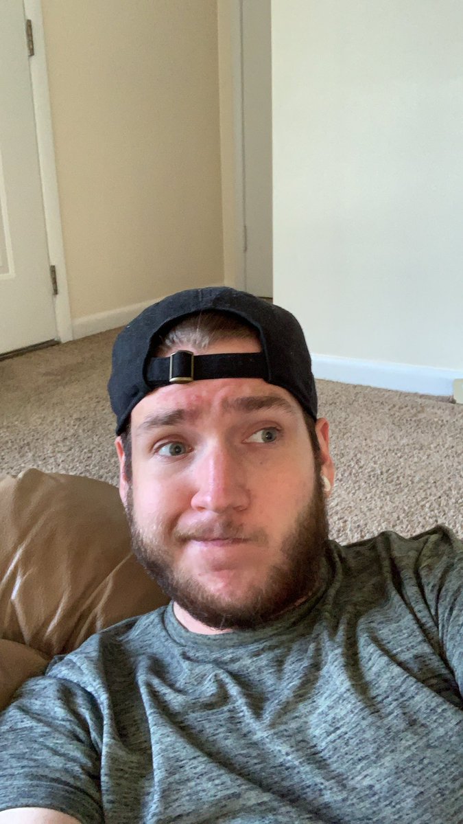 Farfromkyle's tweet photo. Guess who’s in his new house but there’s no cable or internet yet... 😩 https://t.co/2vBOzQsHQ7