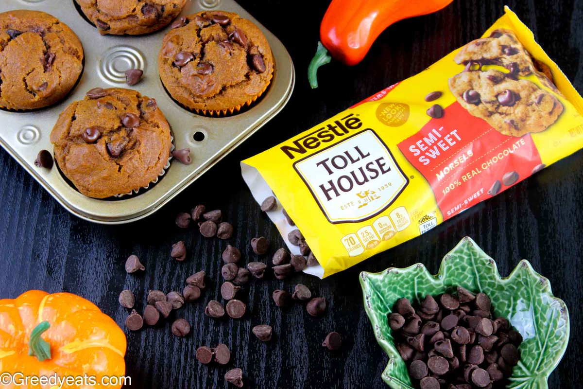 GreedyeatsBlog's tweet image. Moist, soft, and dotted with melty chocolate chips, these Pumpkin Choc Chip Muffins will be a fall staple after the first taste! #ad #walmart #nestletollhouse
Recipe here-greedyeats.com/pumpkin-choc-c…