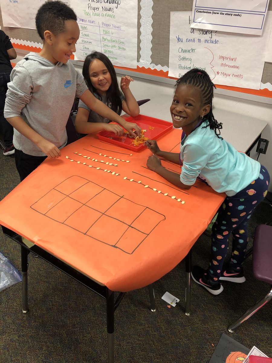 DanaLMoon2's tweet photo. Counting regrouping pumpkin seeds in 2nd grade, and showing pictorially in hundreds, tens and ones. A messy, fun, festive learning experience. #mregsoe #pumpkinday2019 #mslopez2ndgrade https://t.co/CzZX1M3NT6