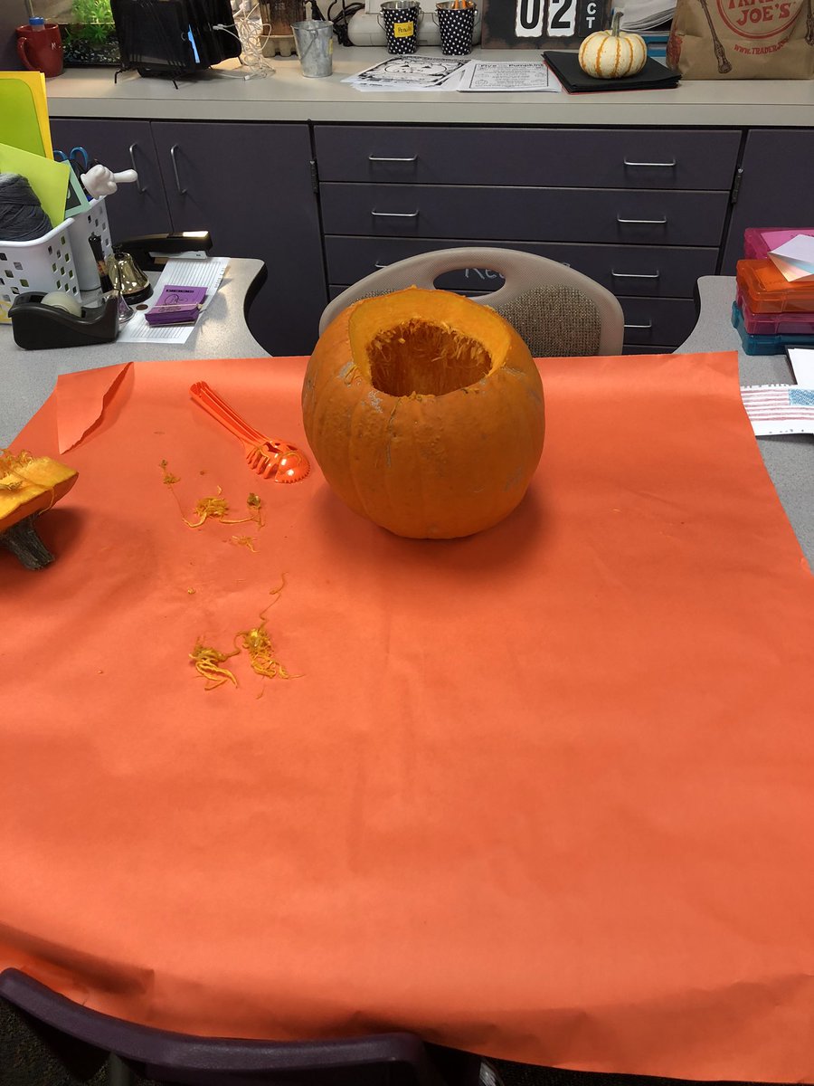 DanaLMoon2's tweet photo. Counting regrouping pumpkin seeds in 2nd grade, and showing pictorially in hundreds, tens and ones. A messy, fun, festive learning experience. #mregsoe #pumpkinday2019 #mslopez2ndgrade https://t.co/CzZX1M3NT6