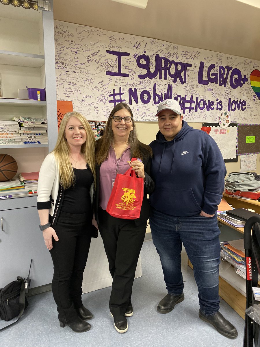 lausdHRDE's tweet photo. Great presentation to the @vistamiddle AVID Program about #MakingChoices👍 #DressCode 👖#Outforsafeschools 💕 #Lgbtq 🏳️‍🌈 #HumanRelations @SHHSLausd @LASchools https://t.co/1ubzZ60BKl