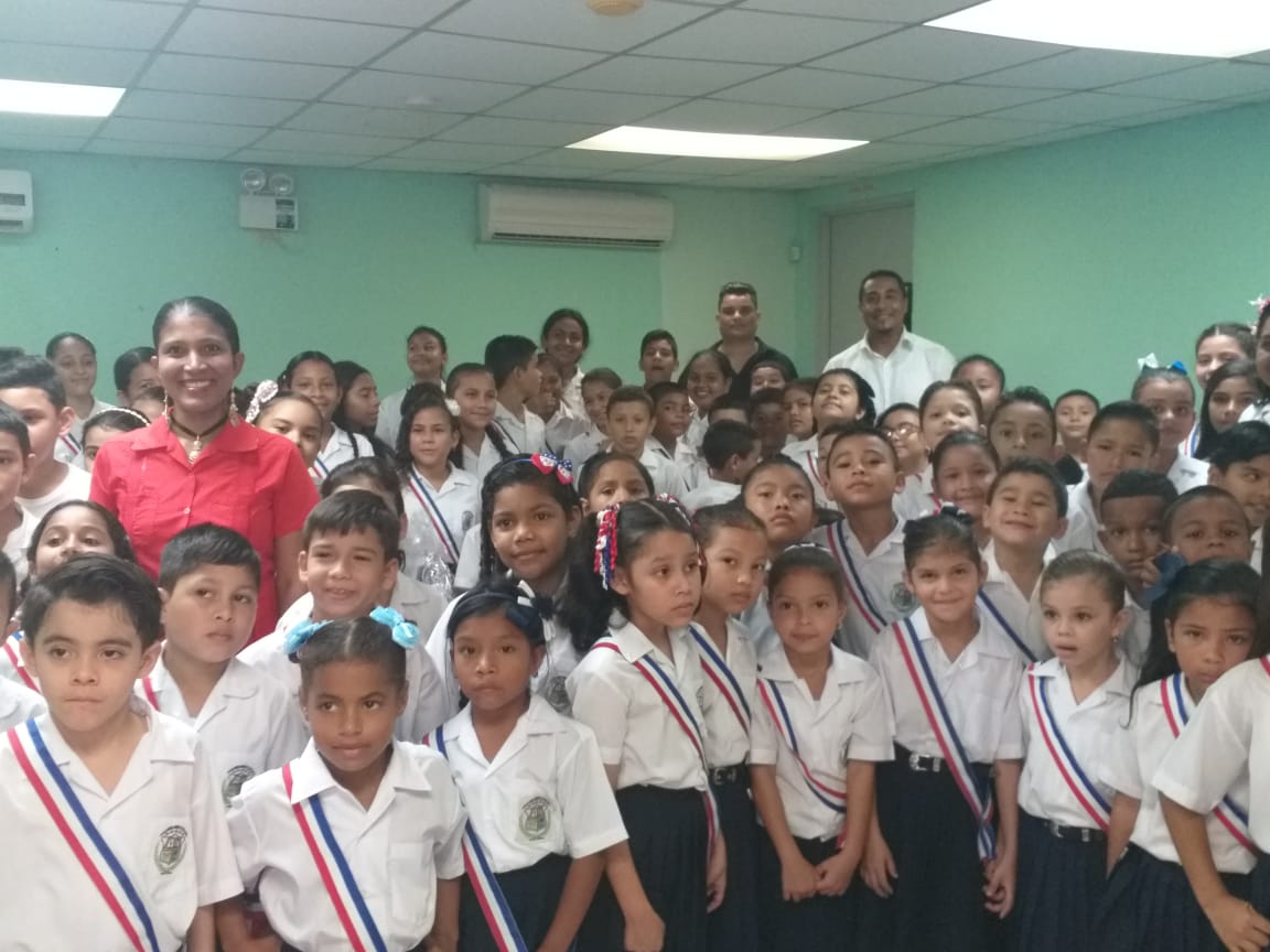 En el día de hoy, iniciando el #MesDeLaPatria con el grato placer de participar del Proyecto Civismo y Educación de la Escuela Eneida Moreno de Castillero,  en la colocación de la cinta tricolor a estudiantes de Cuadro de Honor. #VivaPanamá #SeguimosDejandoHuellas #LlanoBonito
