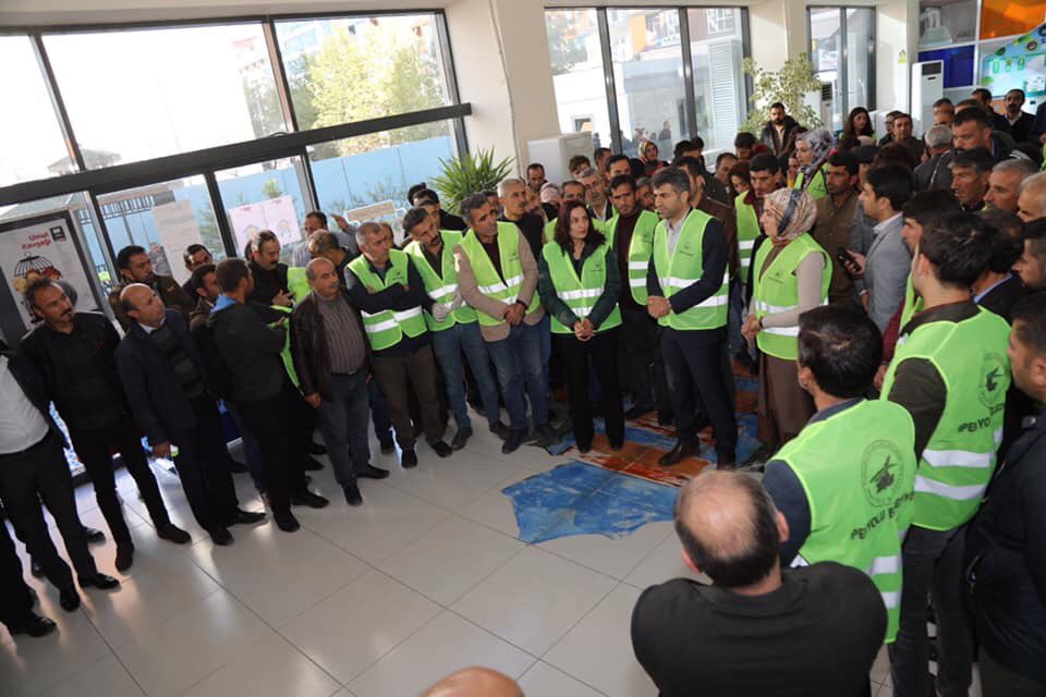 KurtSehzade's tweet photo. Valilik makamı bugün 114 personelimizi güvenlik soruşturması gerekçe gösterilerek kurumuzla ilişiğinin kesilmesine karar verdi. Verilen bu karar kentte temizlik sorunu ve daha birçok soruna sebep olacağı gibi aynı zamanda 114 personelimizinde işsiz kalmasına sebep olmuştur. https://t.co/w1vMKt0J8A