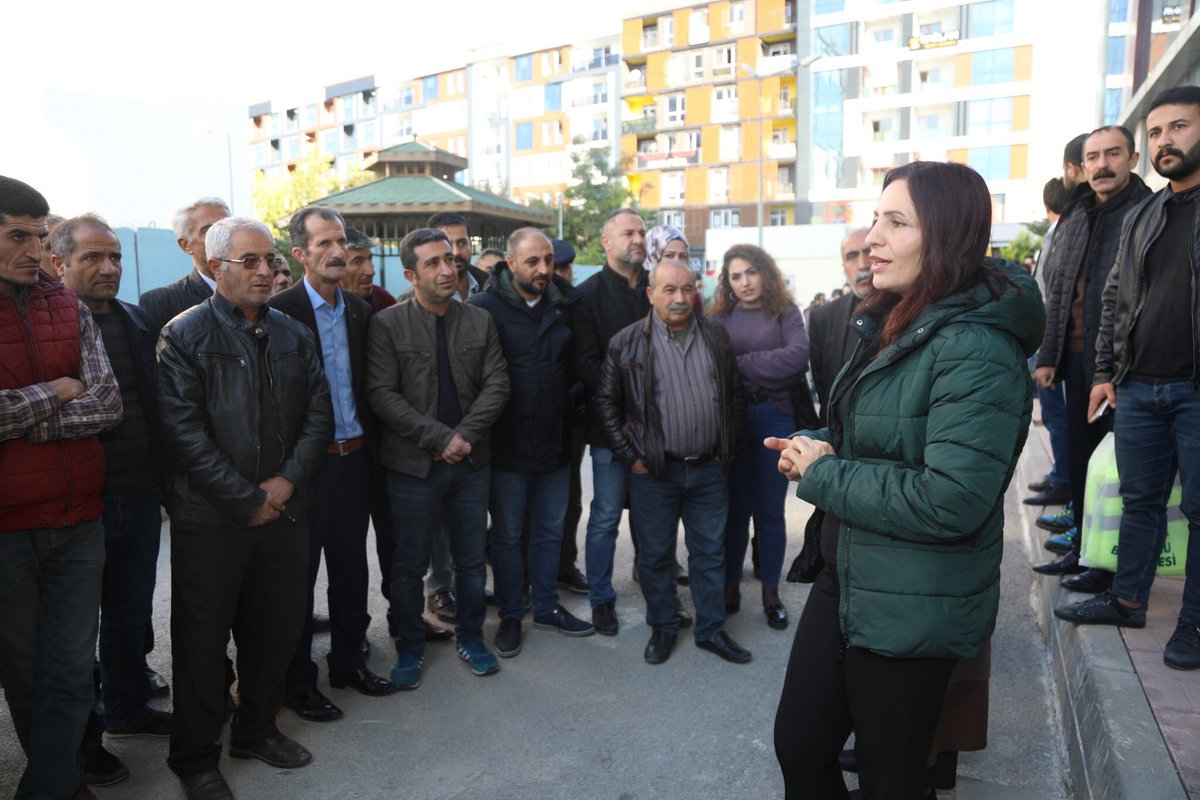 KurtSehzade's tweet photo. Valilik makamı bugün 114 personelimizi güvenlik soruşturması gerekçe gösterilerek kurumuzla ilişiğinin kesilmesine karar verdi. Verilen bu karar kentte temizlik sorunu ve daha birçok soruna sebep olacağı gibi aynı zamanda 114 personelimizinde işsiz kalmasına sebep olmuştur. https://t.co/w1vMKt0J8A