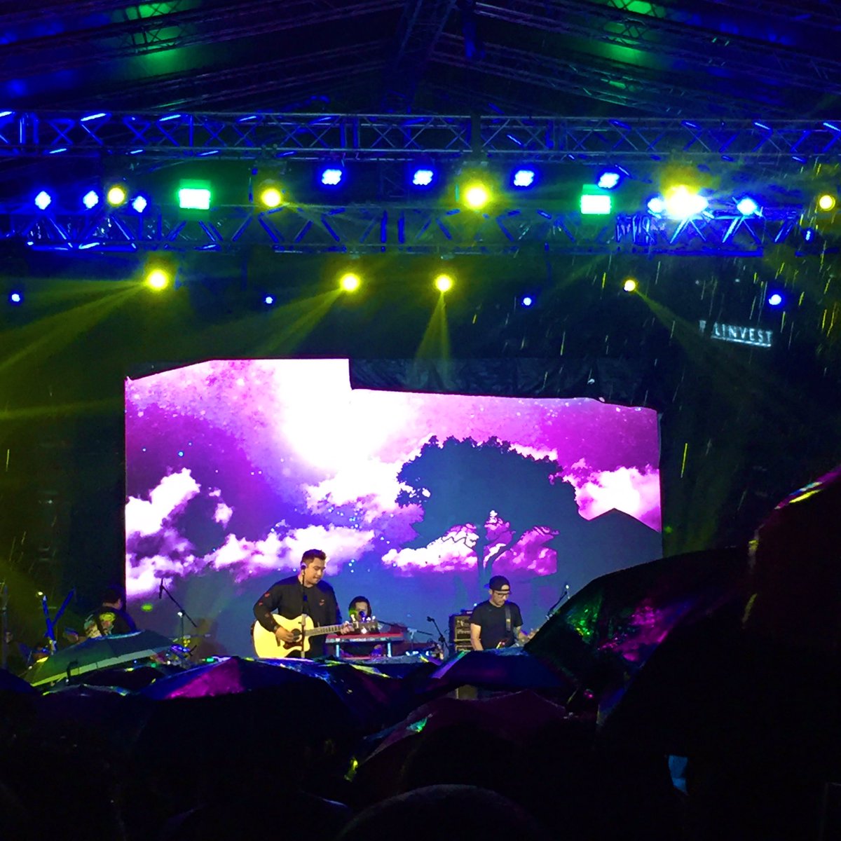 chiaraftw's tweet photo. Also!! Still not yet over with #Santelmo2019 ‼️ Concert GOALS coz outdoor + awesome opm line up + umuulan weather huhu i want mooorreee of this!!! 🗣☔️ Sobrang feeels damang-dama mo lahat! Why is Halloween so much better than any other holidaaays 🎃🥺 #HMF2019 https://t.co/aBaleEWM9L