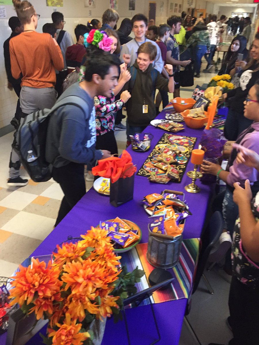 RHSPadresUnidos's tweet photo. Disfrutando El Dia De Los Muertos at Richardson High School.        #RHSPTA #RHSPadresUnidos #PadresUnidos #DiadeLosMuertos https://t.co/iNVC18NFiS