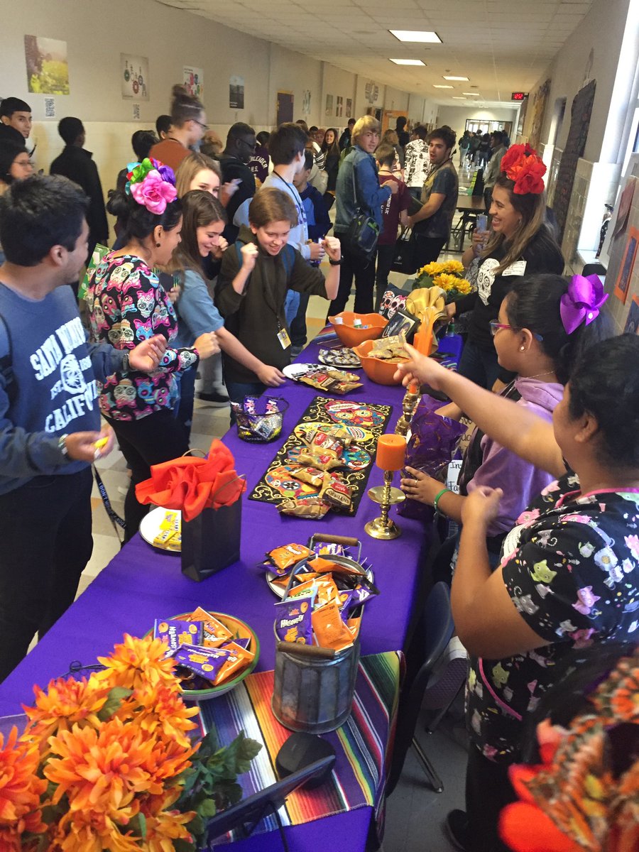 RHSPadresUnidos's tweet photo. Disfrutando El Dia De Los Muertos at Richardson High School.        #RHSPTA #RHSPadresUnidos #PadresUnidos #DiadeLosMuertos https://t.co/iNVC18NFiS