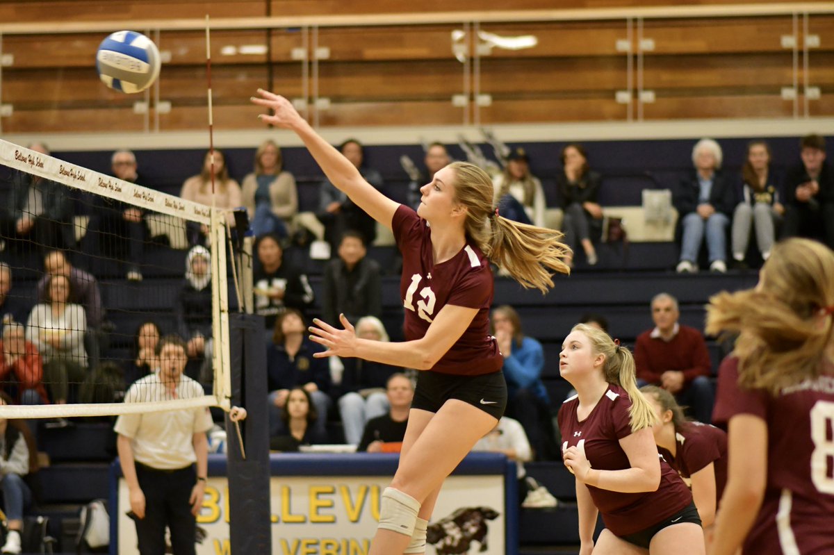 MIVBteam's tweet photo. Bellevue takes a pounding from Mercer Island Varsity Volleyball &amp; Junior @alexthon! Congratulations Ladies on your #BigWIN against Bellevue &amp; for finishing 5th in the conference. Now on to playoffs. Go Islanders! Photo Credit: @nicnatdad https://t.co/i4NB36jrqo