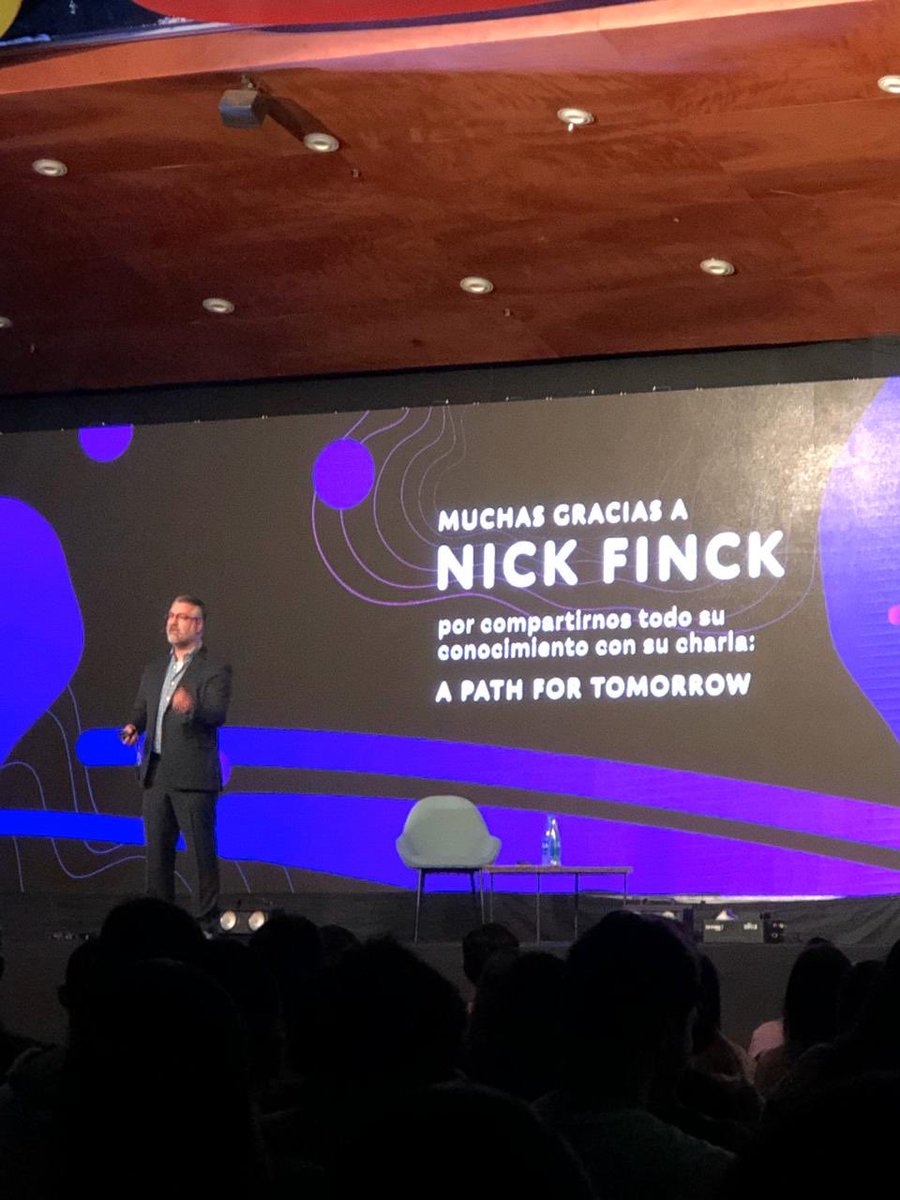 UXLabSP's tweet image. Dia 02 do @ILA19Medellin. Painel do Nick Finck, falando sobre como podemos ajudar a construir os designers, ja que experiência e tempo não são o que realmente importa. #ILA2019 #UXLabDays