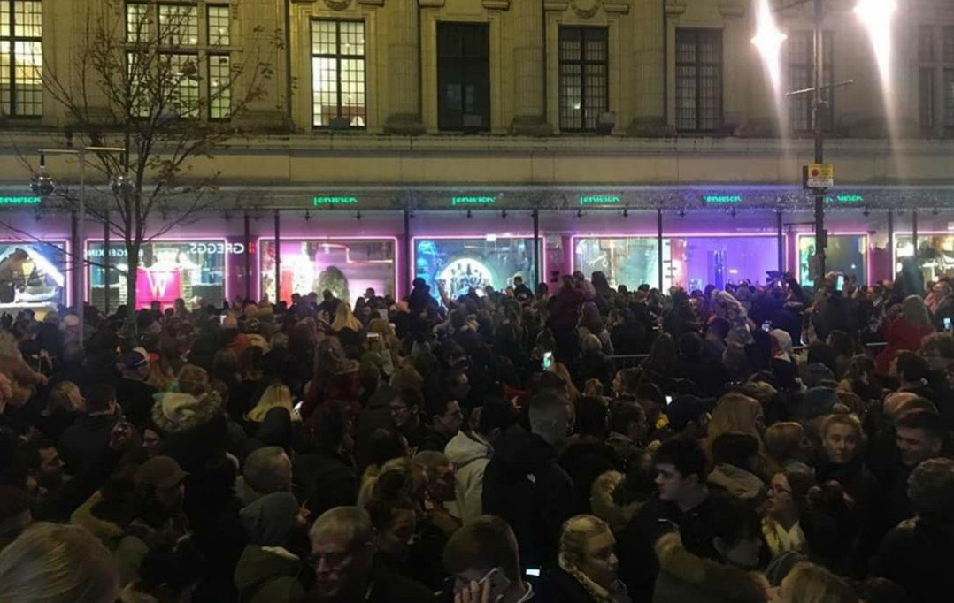 DunningtonA's tweet photo. @producerchris Didn't stop the queues up Northumberland Street for the unveiling of Fenwicks Christmas Window either. Yes, all these people are actually in my way so they can look at a shop window. https://t.co/weGpsdZTIk