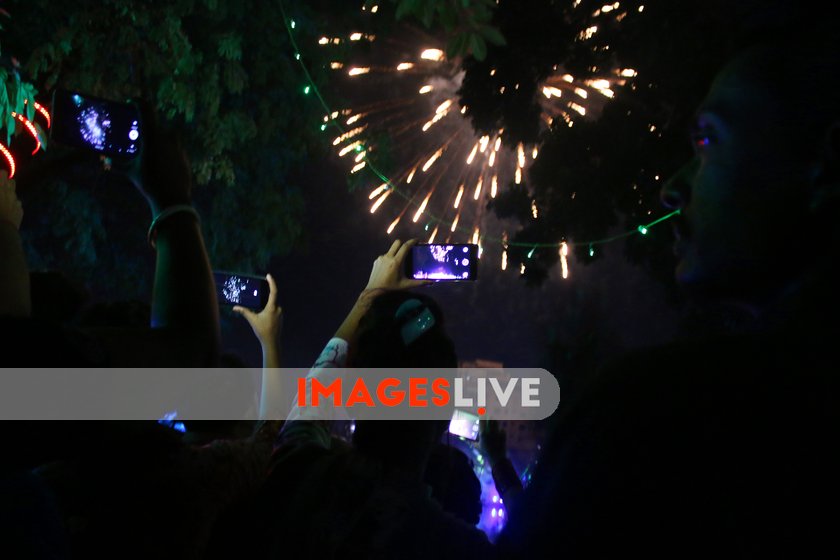 imageslive's tweet photo. A Hindu woman takes rituals with oil lamps during the Diwali festival at a temple in Dhaka..The Diwali festival of lights symbolizes the victory of good over evil commemorating Lord Ram's return to his kingdom Ayodhya after completing his 14-year in exile.
#Bangladesh #IMAGESLIVE https://t.co/oAz16l4I59