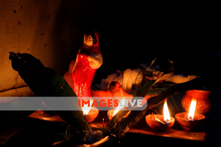 imageslive's tweet photo. A Hindu woman takes rituals with oil lamps during the Diwali festival at a temple in Dhaka..The Diwali festival of lights symbolizes the victory of good over evil commemorating Lord Ram's return to his kingdom Ayodhya after completing his 14-year in exile.
#Bangladesh #IMAGESLIVE https://t.co/oAz16l4I59