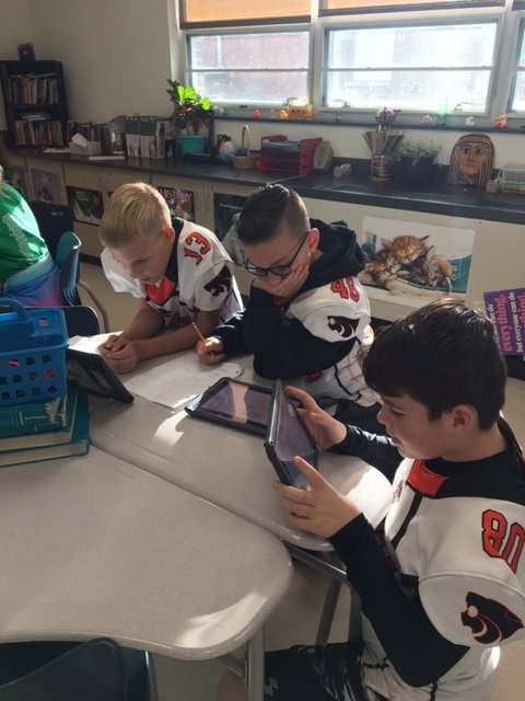 6thCoyotes's tweet photo. Having fun in Mrs. Herr's Social Studies class.  Breakout EDU puzzles! https://t.co/tpdEaxWzte