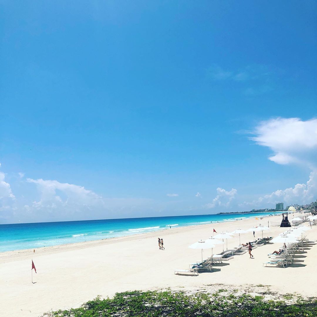 Nothing but blue skies and fun times here. ☀️🌴 @SeadustCancun #Cancun #BeachViews