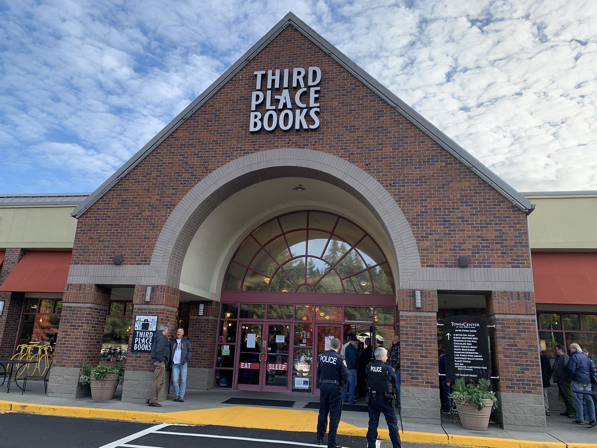 PatMest's tweet photo. .@rushtheband fans out in full force for Geddy Leeโs book signing at @ThirdPlaceBooks. ๐ค๐ป๐ธ๐ #Rush #GeddyLee #BBBoB https://t.co/vl2LChpF4F
